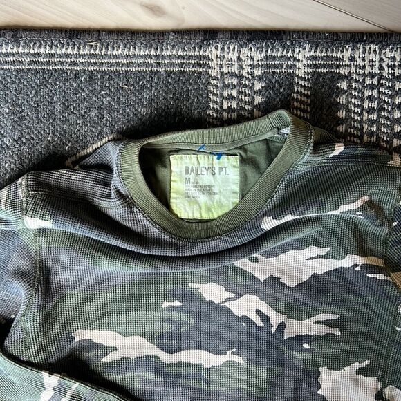 Long Sleeve Camouflage Ribbed Henley Size Medium Olive - Picture 3 of 3